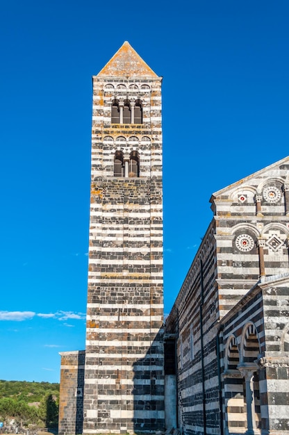 Uitzicht op de Basiliek Heilige Drievuldigheid van Saccargia Sardinië Italië