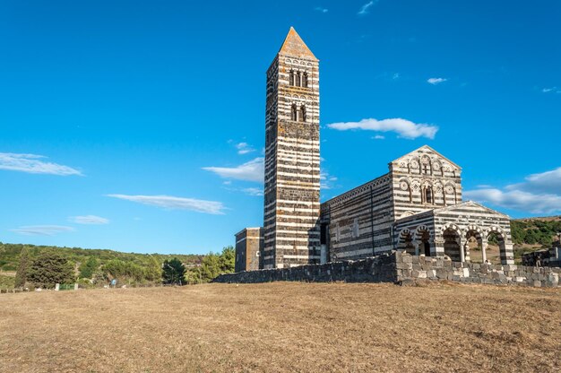 Uitzicht op de Basiliek Heilige Drievuldigheid van Saccargia Sardinië Italië