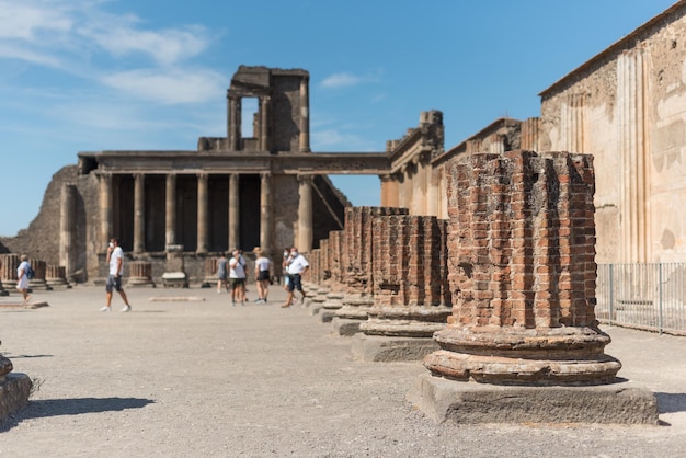 Uitzicht op de basiliek van de Romeinse archeologische vindplaats Pompeii, in Italië.