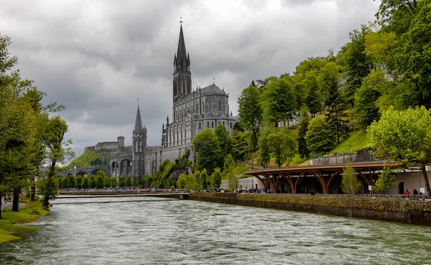 Uitzicht op de basiliek van Lourdes, Frankrijk