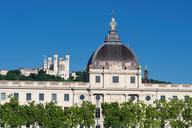 Uitzicht op de basiliek van Notre Dame de Fourviere en hotel dieu