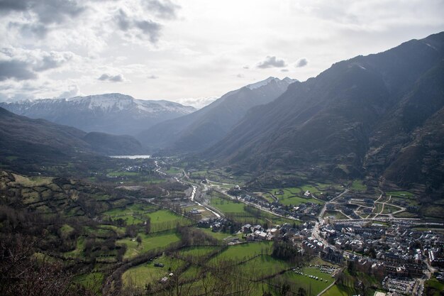 Uitzicht op de Benasque-vallei vanaf een uitkijkpunt op weg naar Cerler