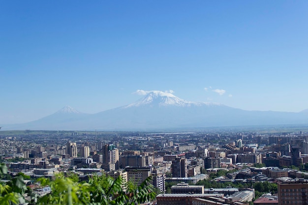 uitzicht op de berg Ararat en de stad Yerevan