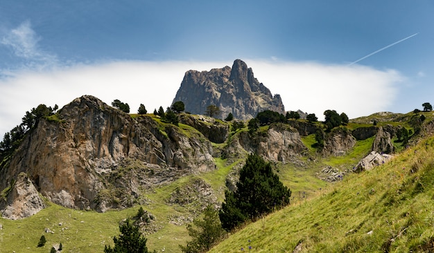 Uitzicht op de berg de pic du midi d'ossau in de franse pyreneeën