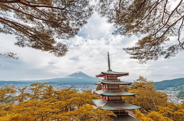 Foto uitzicht op de berg fuji vanaf de chureito-pagode