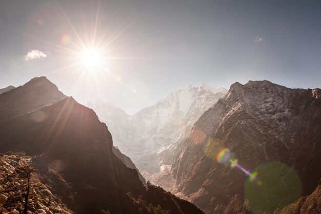 Uitzicht op de berg Thamserku vanaf Tengboche bij zonsopgang. Himalaya-gebergte, Khumbu-vallei, Everest-gebied, Nepal. Lensflare-effect