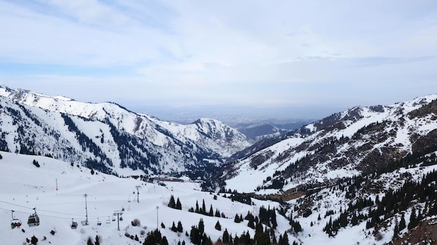 Uitzicht op de bergen bedekt met sneeuw op een winterdag