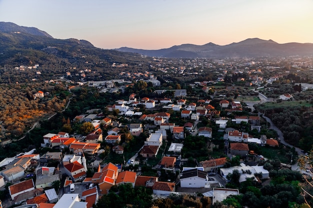 Uitzicht op de bergen en de stad Bar, Montenegro