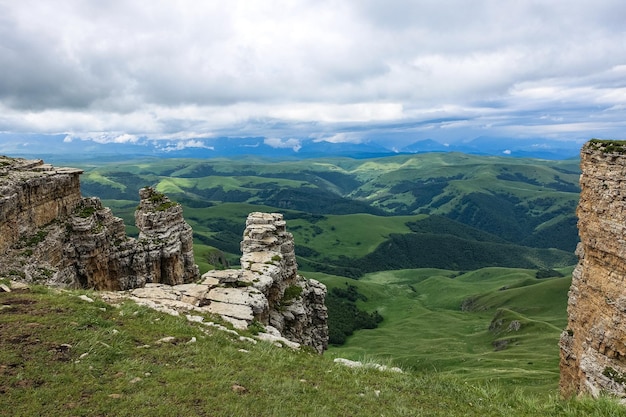 Uitzicht op de bergen en het plateau van Bermamyt in de KarachayCherkess Republic Russia