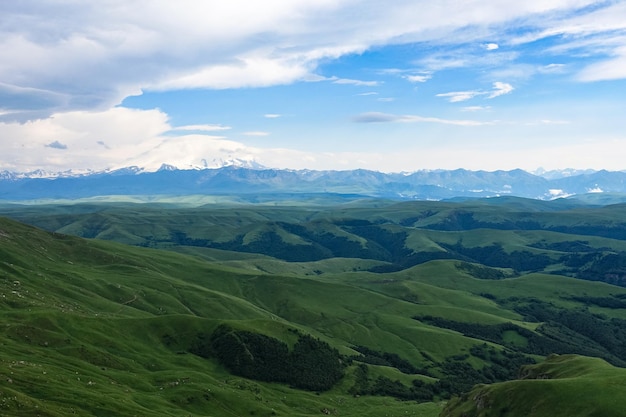 Uitzicht op de bergen en het plateau van Bermamyt in de KarachayCherkess Republic Russia