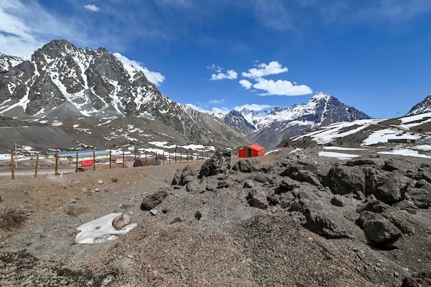 Foto uitzicht op de bergen in de andes bij portillo in de zomer