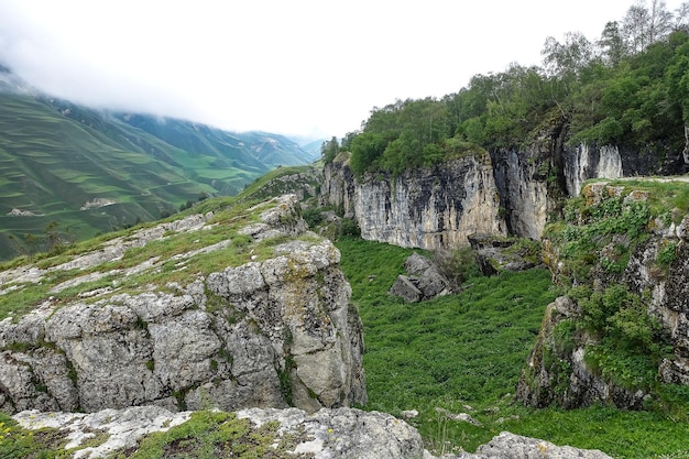 Uitzicht op de bergen in de wolken en de ingang van de stenen kom Dagestan Rusland