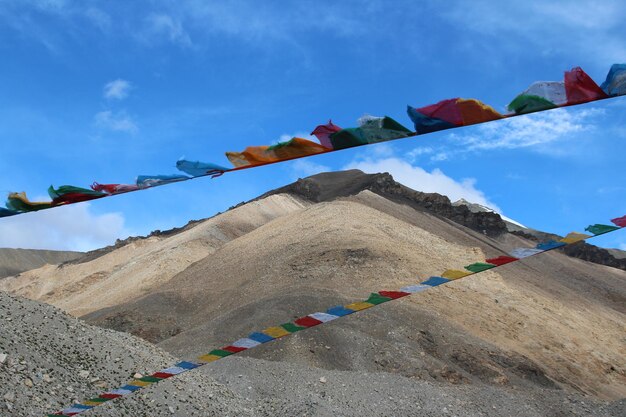 Foto uitzicht op de bergen met de sutra-stromen bij het everest-basiskamp in tibet