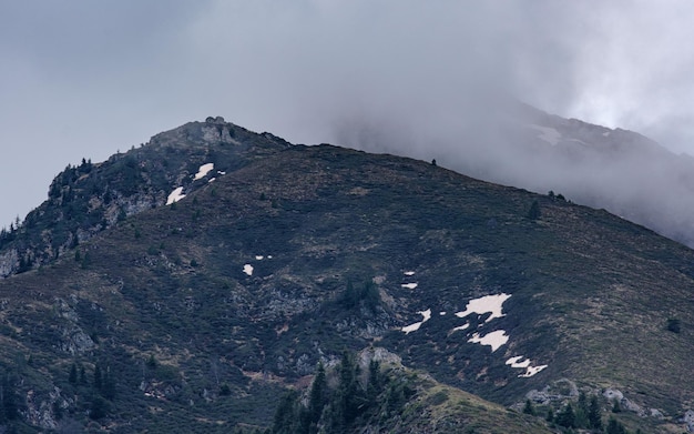 Uitzicht op de bergen met een beetje sneeuw op een bewolkte en humeurige dag in de Franse Pyreneeën