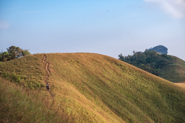 Foto uitzicht op de bergen met een prachtige natuur schilderachtige en blauwe hemelachtergrond