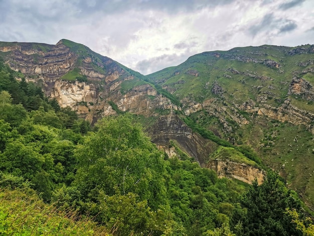 Uitzicht op de bergen van Dagestan bij het dorp Gamsutl, Rusland juni 2021