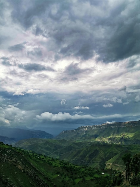 Uitzicht op de bergen van Dagestan bij het dorp Gamsutl, Rusland juni 2021