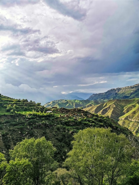 Uitzicht op de bergen van Dagestan bij het dorp Gamsutl, Rusland juni 2021