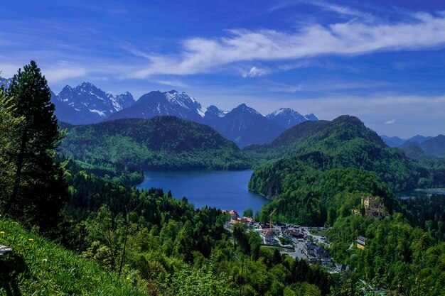 Uitzicht op de bergen van de Alpen en het dorp in de boerderij in Beieren, Duitsland.