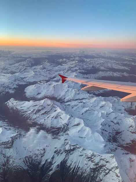 Uitzicht op de bergen van de alpen in frankrijk op zonsondergang.