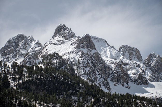 Uitzicht op de bergen van de Estos-vallei in Benasque