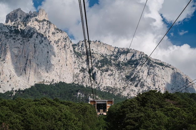 Uitzicht op de bergen vanaf de kabelbaan die met de kabelbaan naar de top van de Ai-Petri-berg op de Krim klimt