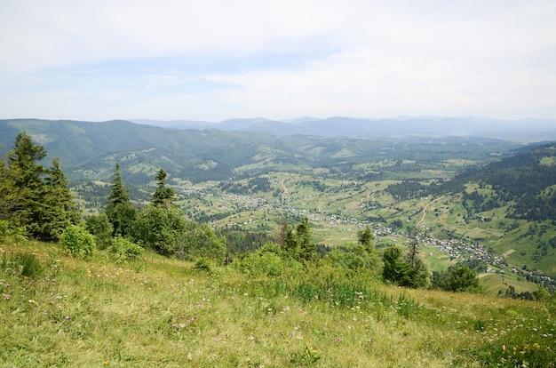 Uitzicht op de bergen vanaf de top van de berg