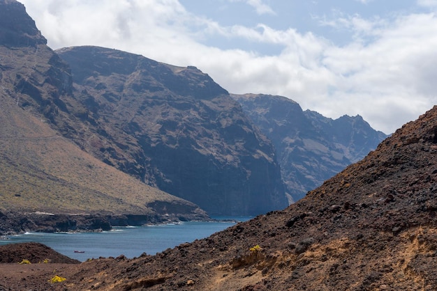 Uitzicht op de bergen vanaf de vuurtoren op het eiland Tenerife