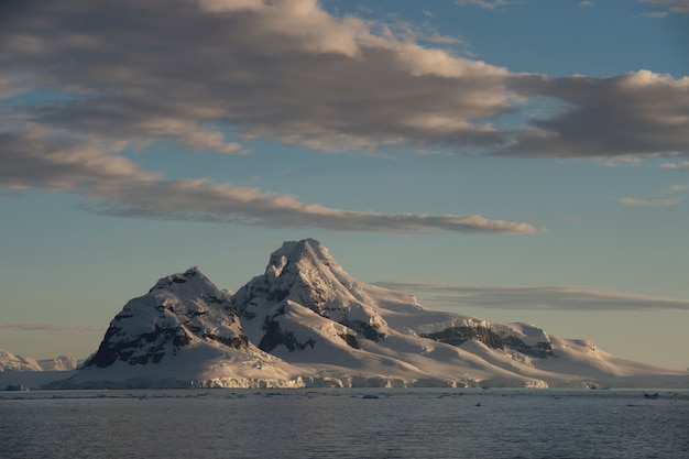 Uitzicht op de bergen vanaf het schip bij zonsondergang op Antarctica