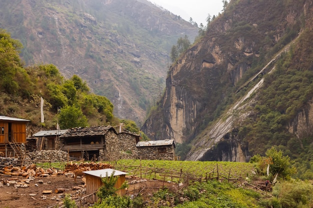 Uitzicht op de berghellingen en huizen op de weg in de Himalaya