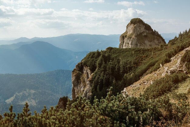 Uitzicht op de bergketen tegen een bewolkte hemel