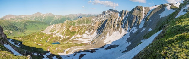 Uitzicht op de bergkloof vanaf de bovenste sneeuw en rotsen