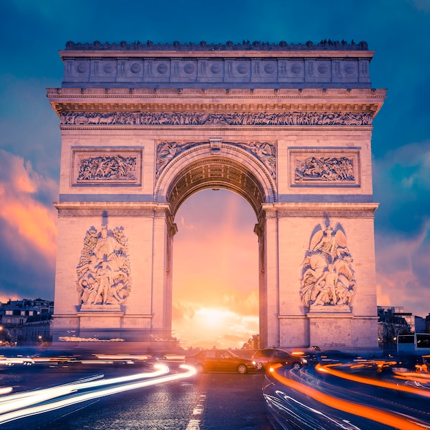 Uitzicht op de beroemde Arc de Triomphe bij zonsondergang, Parijs