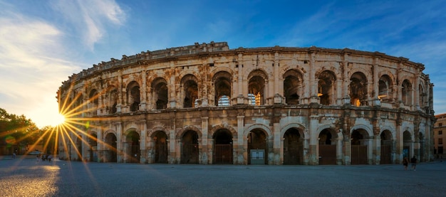 Uitzicht op de beroemde arena bij zonsondergang Nimes