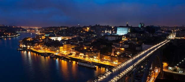 Uitzicht op de beroemde brug luis i bij nacht, porto, portugal, europa