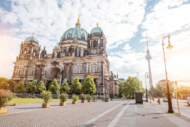Uitzicht op de beroemde Dom-kathedraal met Lust-tuin en televisietoren tijdens het ochtendlicht in de stad Berlijn