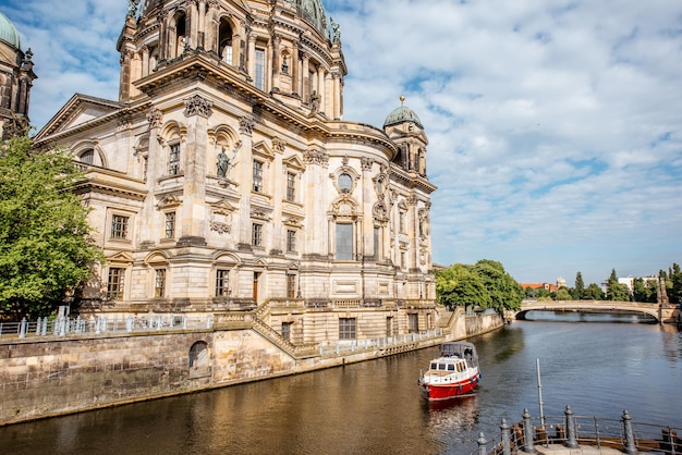Uitzicht op de beroemde Dom-kathedraal op het museumeiland tijdens de ochtend in de stad Berlijn