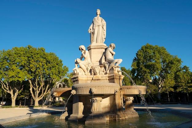 Uitzicht op de beroemde fontein in de ochtend Nimes