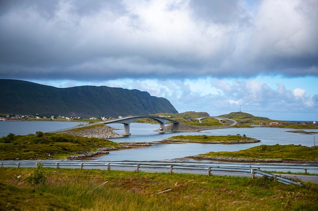 uitzicht op de beroemde fredvang-bruggen op het eiland lofoten, noorwegen, brug met machtige bergen erachter