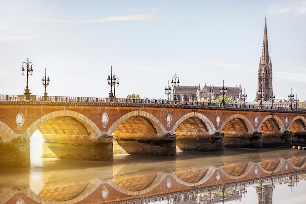 Uitzicht op de beroemde Saint Pierre-brug met de kathedraal van Saint Michael in de stad Bordeaux, Frankrijk