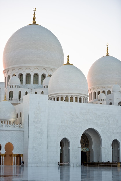 Uitzicht op de beroemde sheikh zayed white mosque in abu dhabi, verenigde arabische emiraten