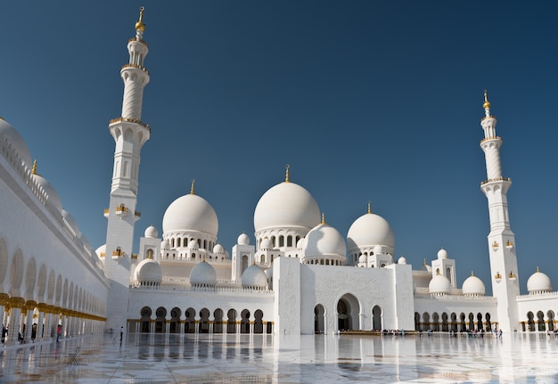 Uitzicht op de beroemde Sheikh Zayed White Mosque in Abu Dhabi, Verenigde Arabische Emiraten