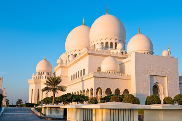 Uitzicht op de beroemde sheikh zayed white mosque in abu dhabi, verenigde arabische emiraten