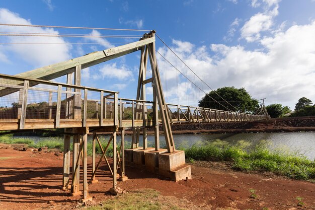 Uitzicht op de beroemde slingerbrug in Hanapepe Kauai