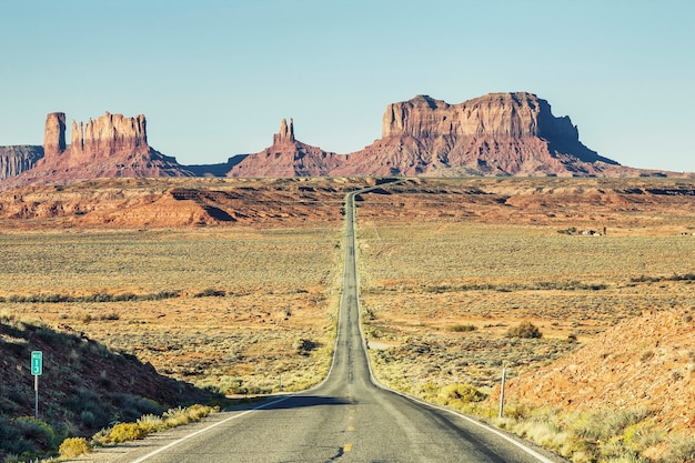 Uitzicht op de beroemde weg naar Monument Valley, Verenigde Staten