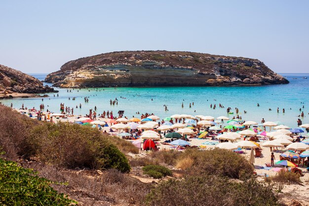 Uitzicht op de beroemdste zeeplaats van Lampedusa Spiaggia dei conigli