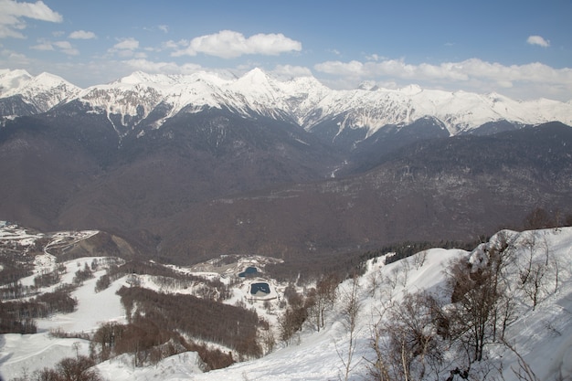 Uitzicht op de besneeuwde Kaukasische bergen
