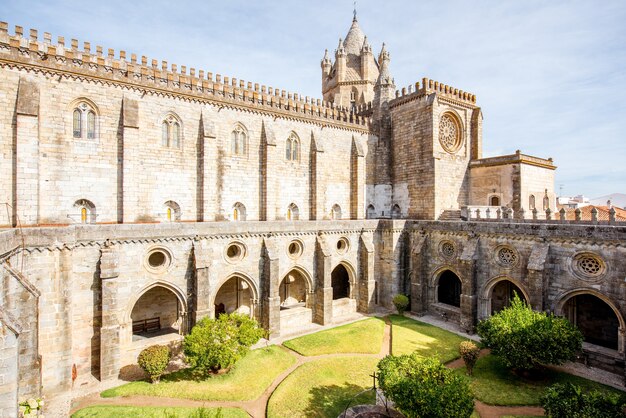 Uitzicht op de binnenplaats van de oude kathedraal in de stad Evora in Portugal