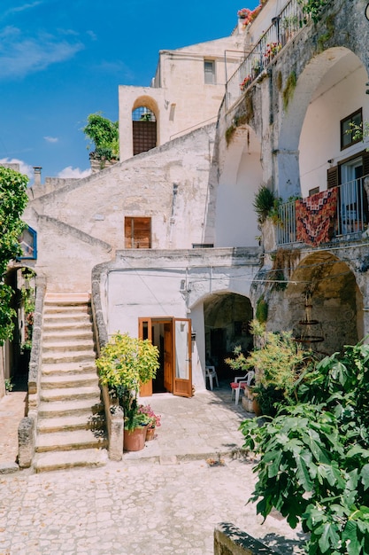 Uitzicht op de binnenplaats van een oud kleurrijk italiaans huis op een zonnige dag