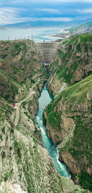 Uitzicht op de boogdam met een overlaat in de canyon